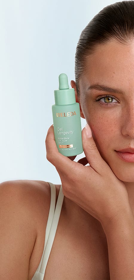 Frau mit Hydra Glow Produkten von Cell Longevity