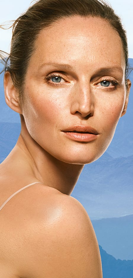 Lächelnde Frau mit Anti-Pigmentflecken Bright Serum