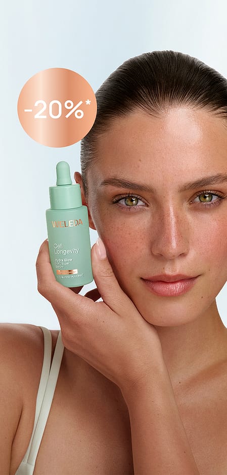 Frau mit Hydra Glow Produkten von Cell Longevity