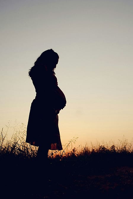 Frau im Sonnenuntergang