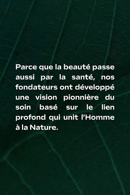 petite fille qui se gratte la tête