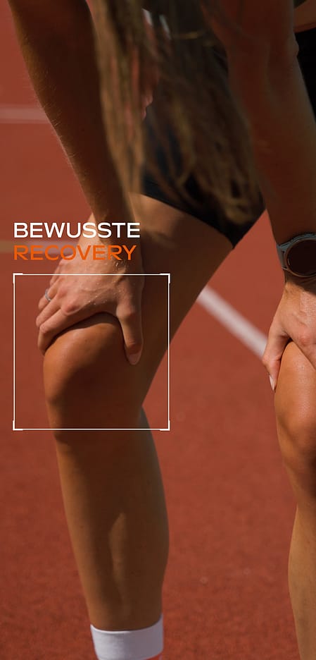 Hände auf Knie abgestützt.