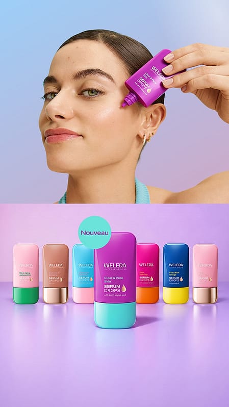 Modèle tient le produit devant le visage