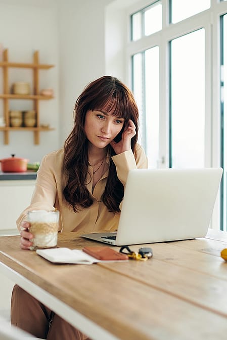 Femme stressée devant son ordinateur portable