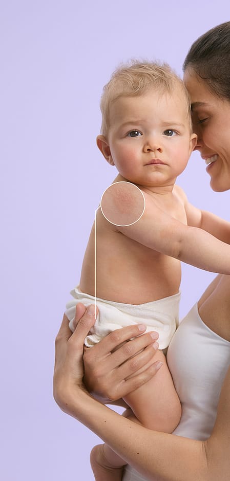 Frau mit Baby auf dem Arm und Baby Med Produkte
