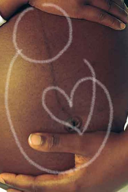 pancia incinta con disegno di bambino su di essa