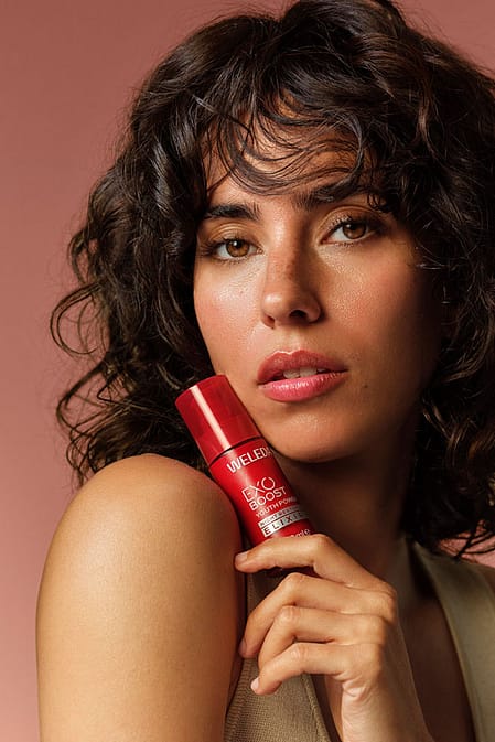 Frau mit Weleda Youth Power Night Elixir