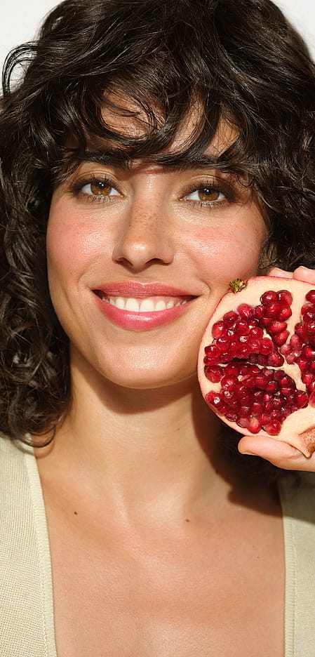 Gesicht einer Frau mit Granatapfel