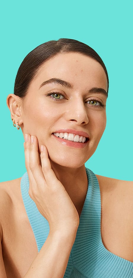 Gesicht einer Frau mit Clear & Pure Skin Serum Drops