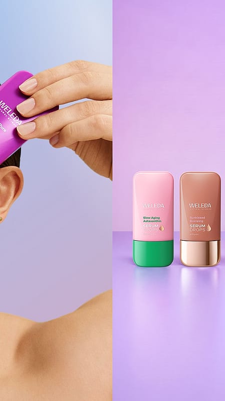 jeune femme blonde tenant le booster drop Hyaluronic Serum devant son visage
