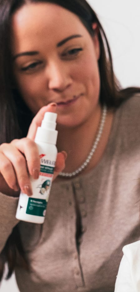Maman et sa fille avec produit poux