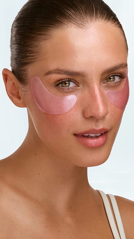 Frau mit Hydra Glow Super Serum