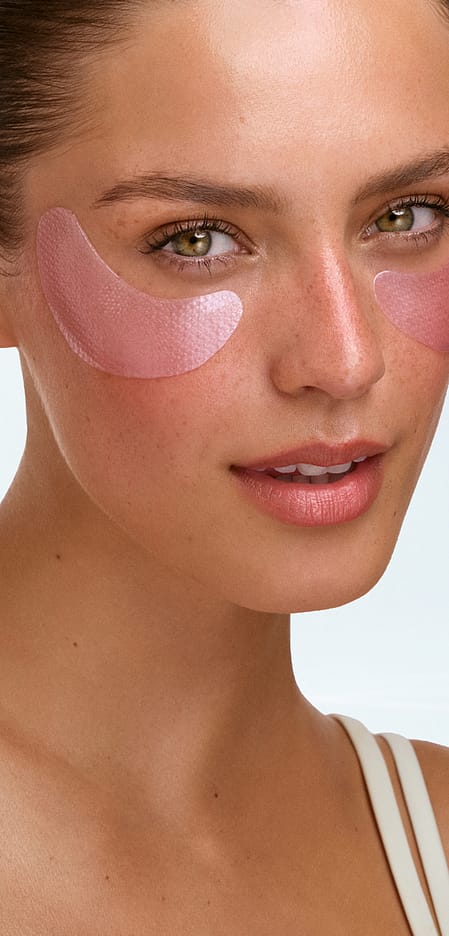 Gesicht einer Frau mit Cell Longevity Augenpads