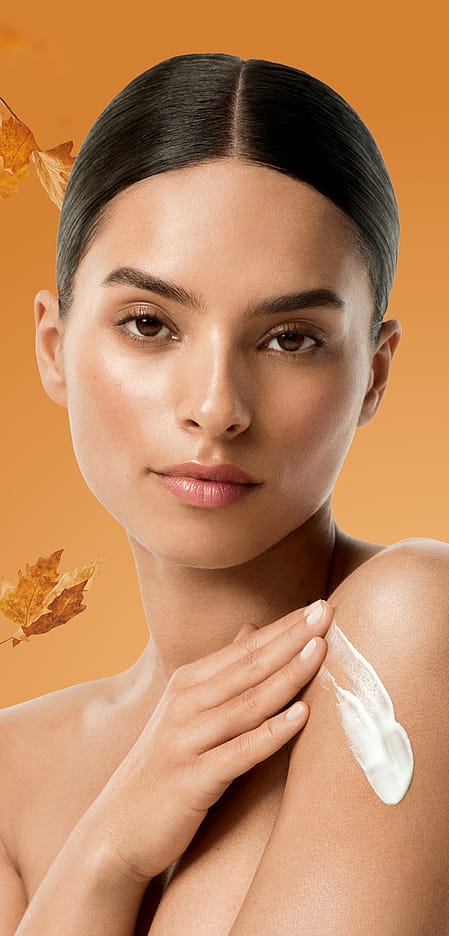 Frau mit herbstlichen Hintergrund