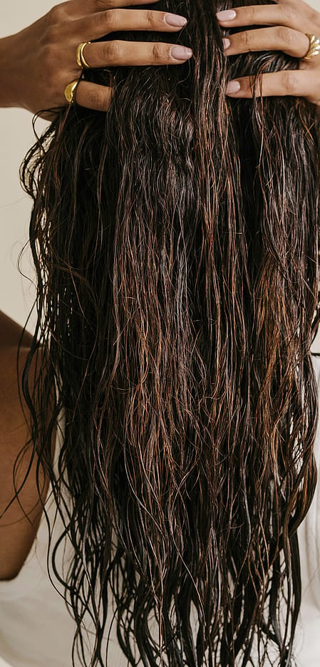 mani donna che toccano capelli