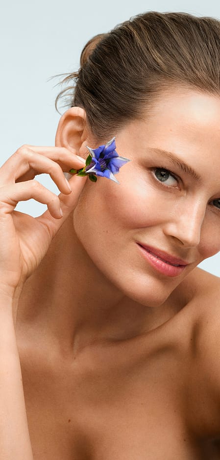 femme avec fleur bleue