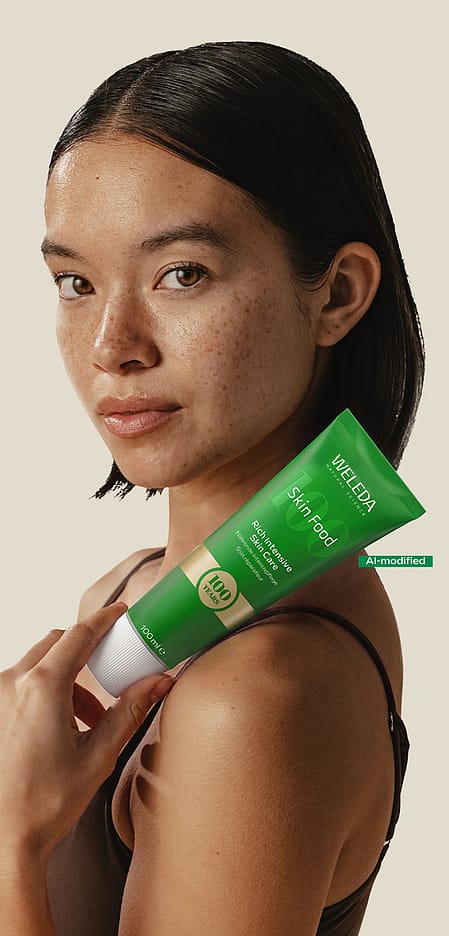 Frau mit Skin Food 100ml