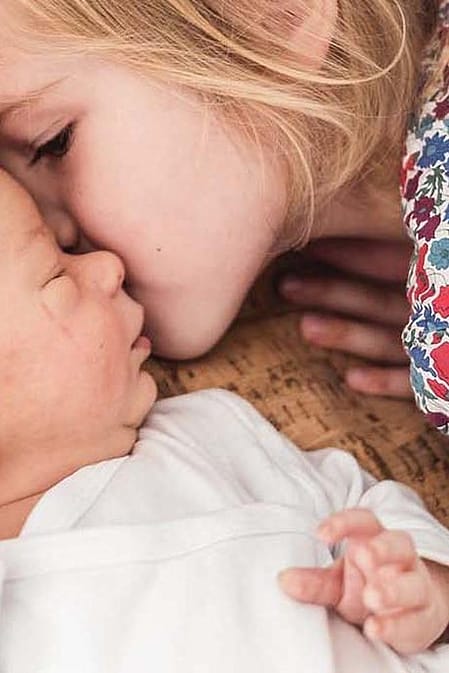 Un nouveau-né avec sa petite sœur