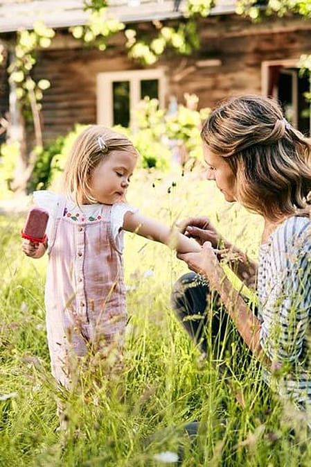 Frau mit Kind im Garten