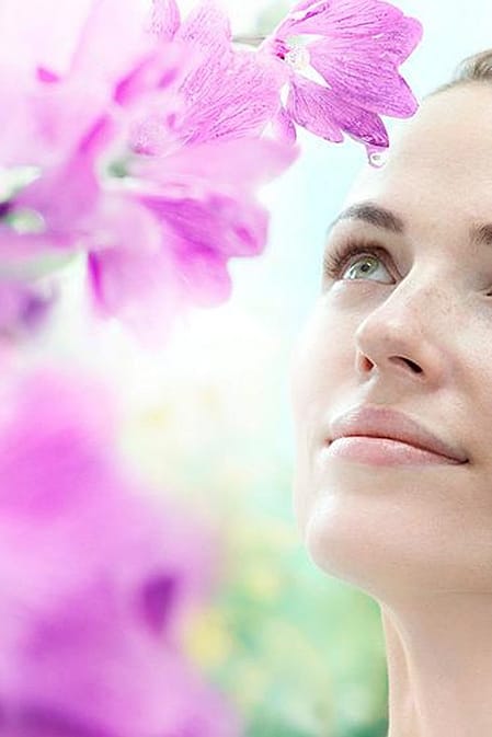 Frau Schaut nach oben