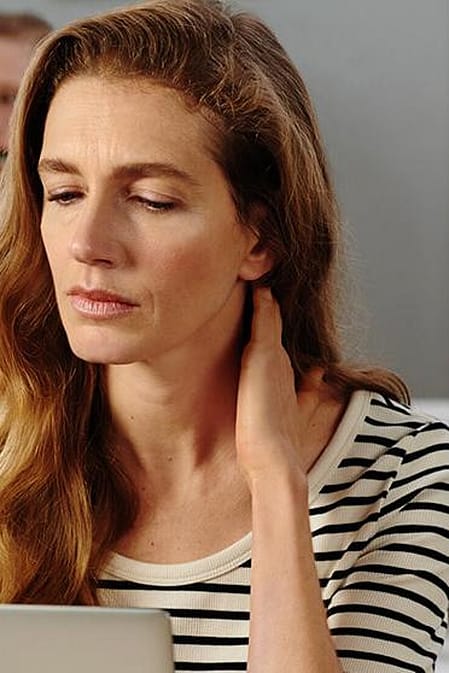 Frau reibt sich den Nacken