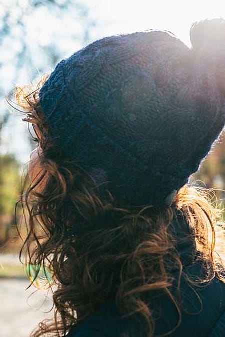 Frau mit Mütze und Schal