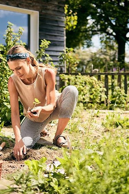Frau arbeitet im Garten