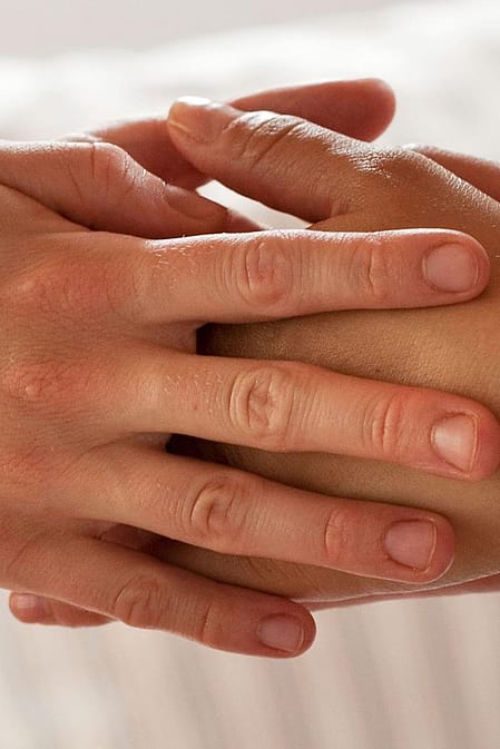 Zwei Hände berühren sich