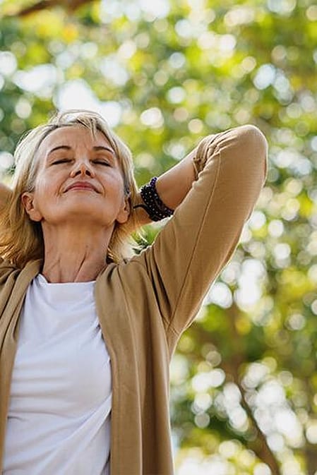 frau streckt sich im Wald
