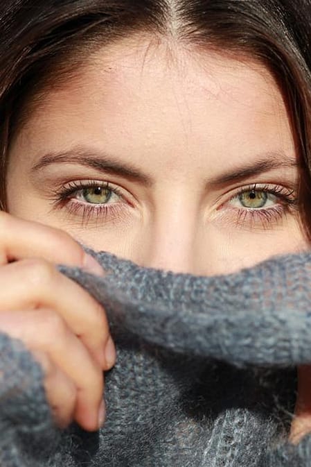 Nur die Augen einer Frau sind zu sehen