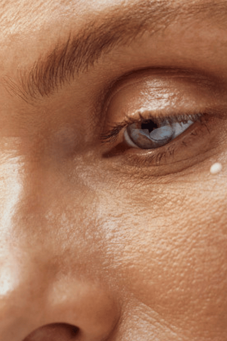 mujer con el contorno de ojos aplicado