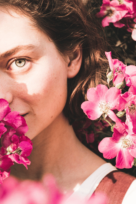 chica rodeada de rosas