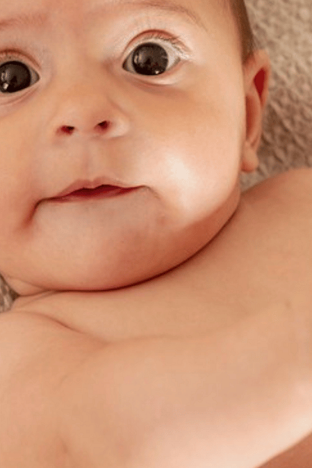 bebé sujetándose un pie