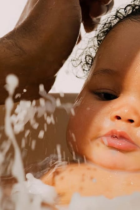 bébé prenant son bain