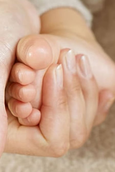 massage pieds des bébés