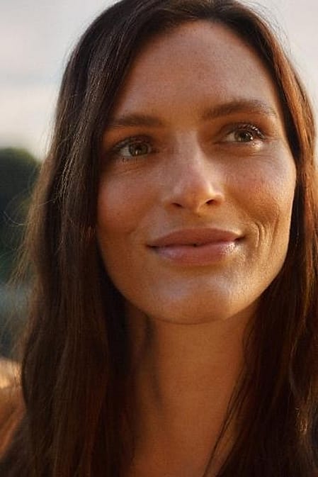 femme devant un lac dans le fond