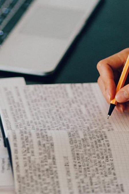 personne qui étudie