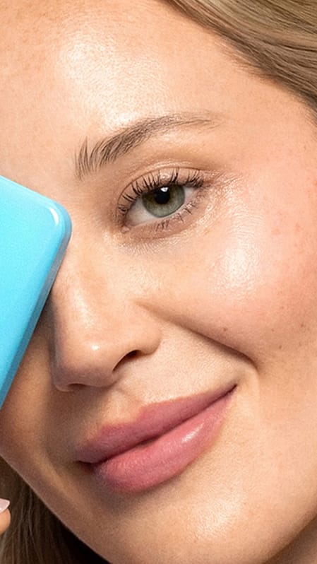 Model houdt Serum Drops vast