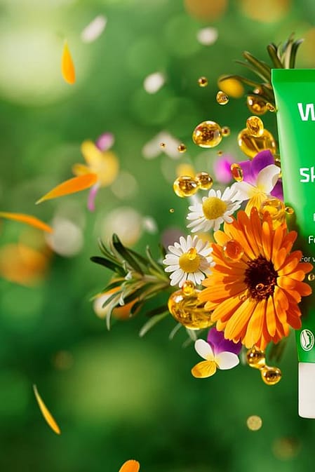 crema skin food con fondo de flores y plantas