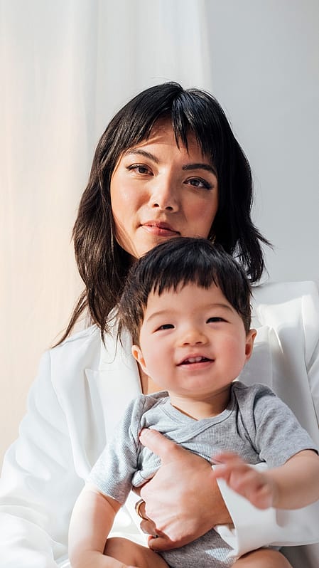 mutter hält ihr baby im arm