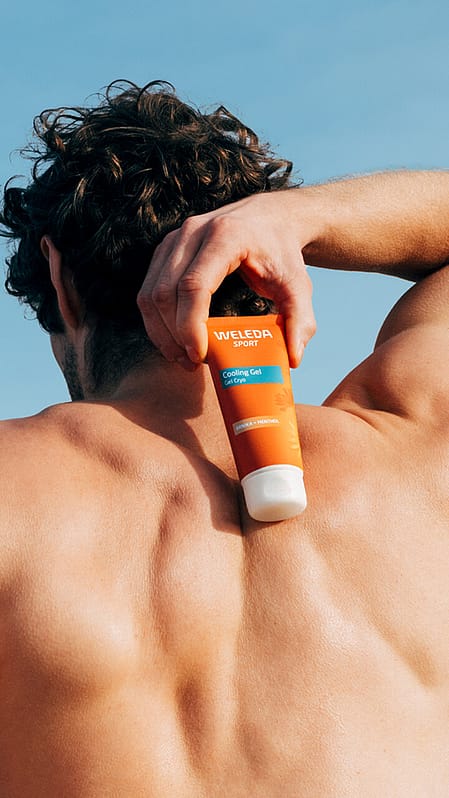 Mann mit Weleda Kuehlgel