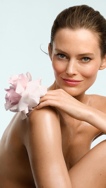 Frau bei der Hautpflege