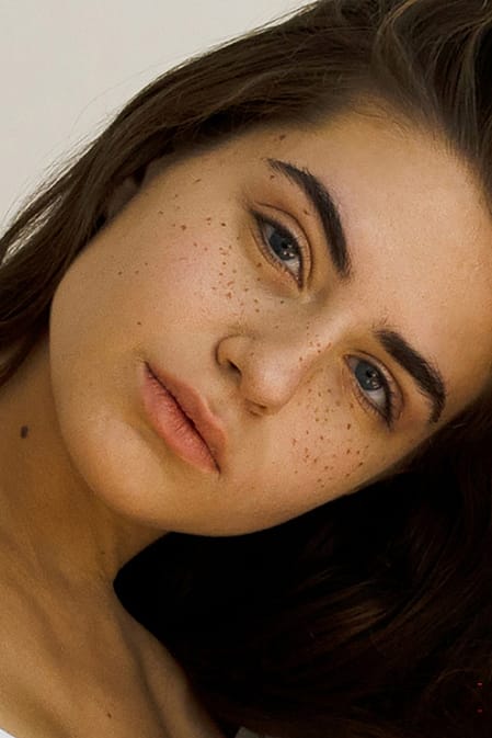 Donna con capelli bruni lunghi