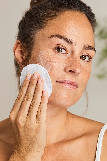 femme lors du nettoyage du visage