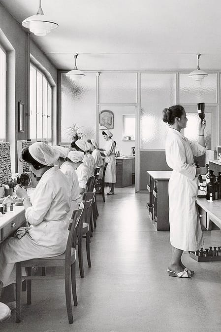 Ancien laboratoire Weleda avec des femmes qui travaillent