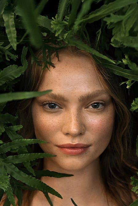 Vrouw met Skin Food in haar handen