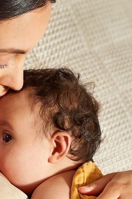 Een vrouw met een baby