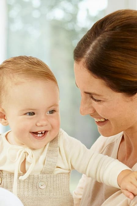 Moeder verzorgt baby