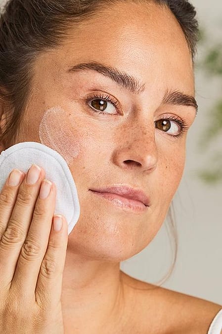 femme lors du nettoyage du visage