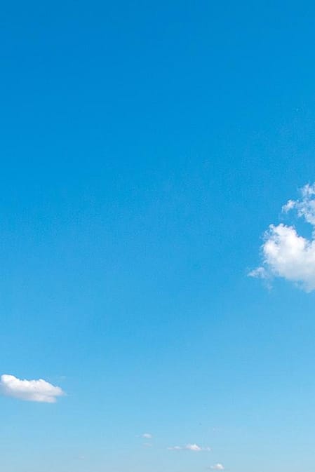 Blauwe lucht met wolkje